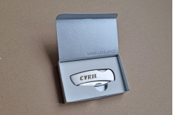 nůž značený jménem Cyril v dárkové krabičce