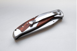 kapesní nůž - zavřený, zadní strana s háčkem pro uchycení
