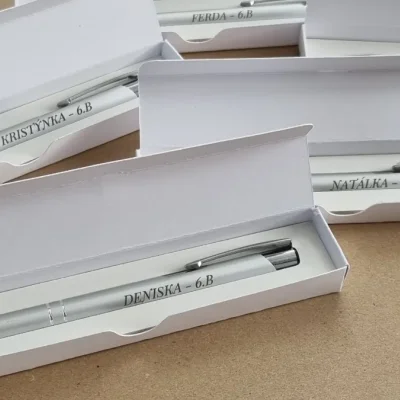 Propiska - tmavé značení na dvou stranách