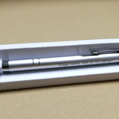 Propiska - tmavé značení na dvou stranách