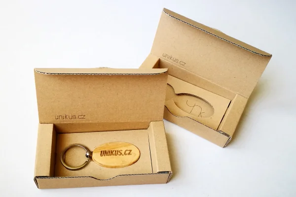 Pro klíčenky nabízíme přebal ve formě zip sáčku nebo dárkovou krabičku.