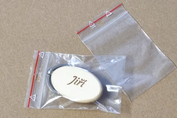 Pro klíčenky nabízíme přebal ve formě zip sáčku nebo dárkovou krabičku.