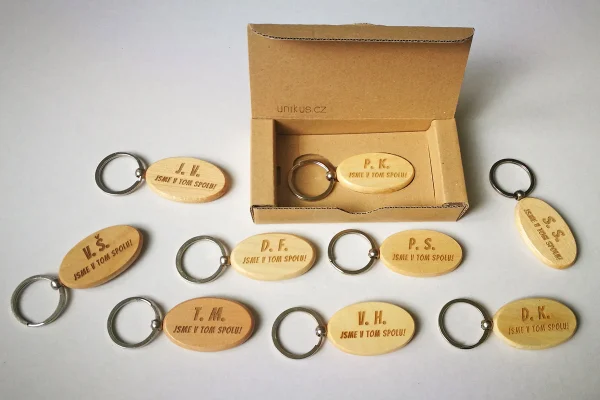 Pro klíčenky nabízíme přebal ve formě zip sáčku nebo dárkovou krabičku.