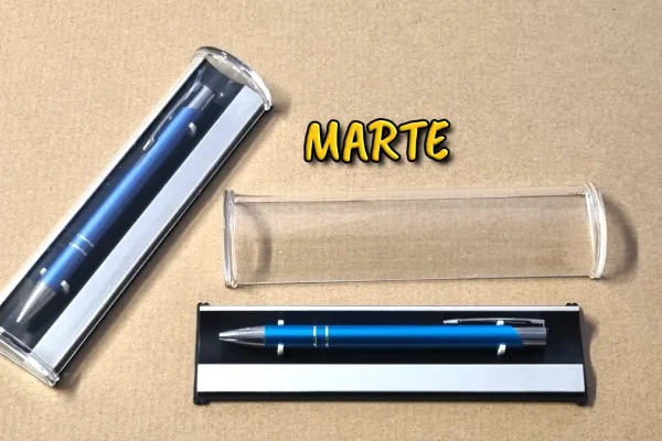 Pro značené propisky nabízíme Přebaly: PS - sáček | PL - otevřená L forma | K2 - krabička s průhledem -  v bílém (M1), stříbrném (M2) a zlatém (M3) provedení | K3 - dárková krabička -  v bílém (M1), stříbrném (M2) a zlatém (M3) provedení  | Marte - plastová s průhledným víkem